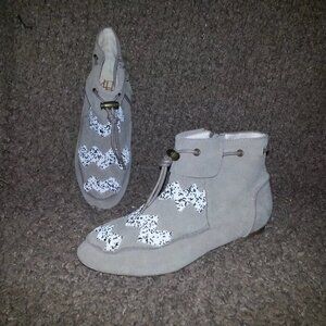 HOUSE OF HARLOW 1960-Monty-Beige Suede with Beading Flat Booties-NWOT-Size 5